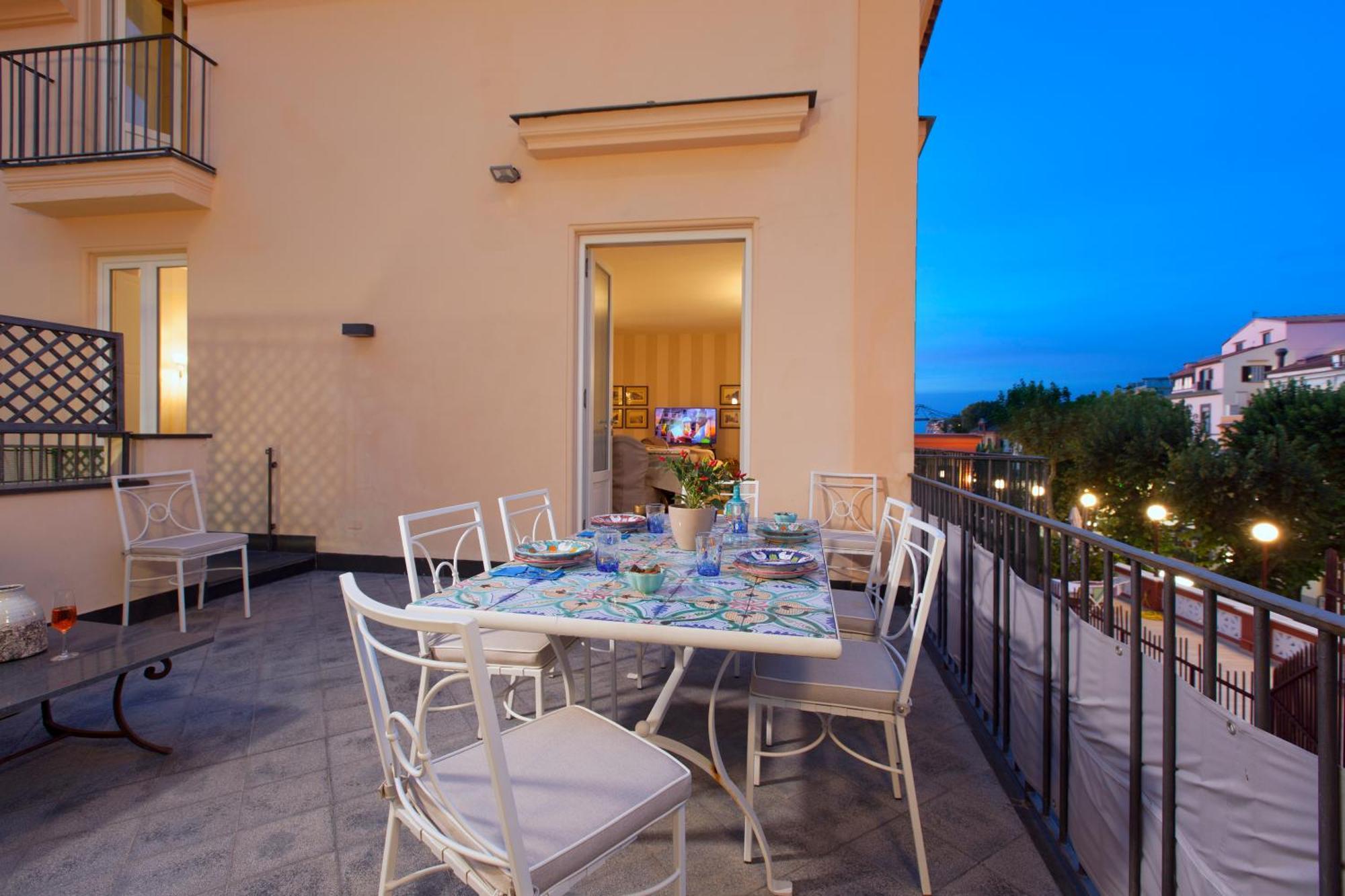 Amore Rentals - Appartamento Terrazza Tasso Sorrento Kültér fotó